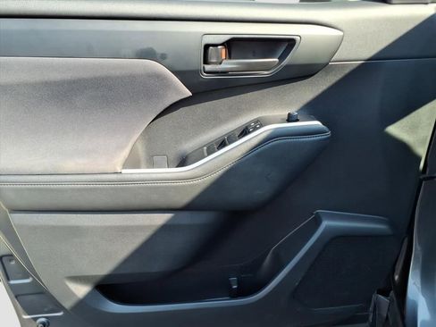 Used 2023 Toyota Highlander L image 19