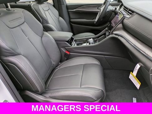 New 2025 Jeep Grand Cherokee L Overland w/ Advanced Protech Group III AWD/4WD image 31