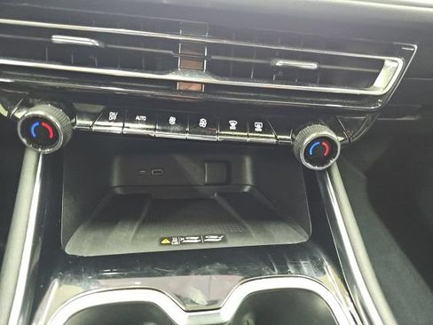 Used 2025 Chevrolet Traverse LT AWD/4WD image 25