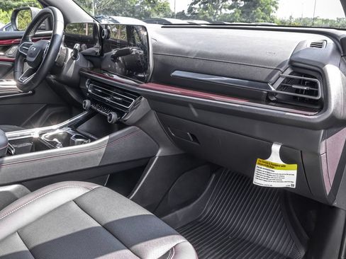 Used 2025 Chevrolet Traverse Z71 w/ Driver Confidence Package AWD/4WD image 36