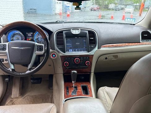 Used 2011 Chrysler 300 C RWD image 9