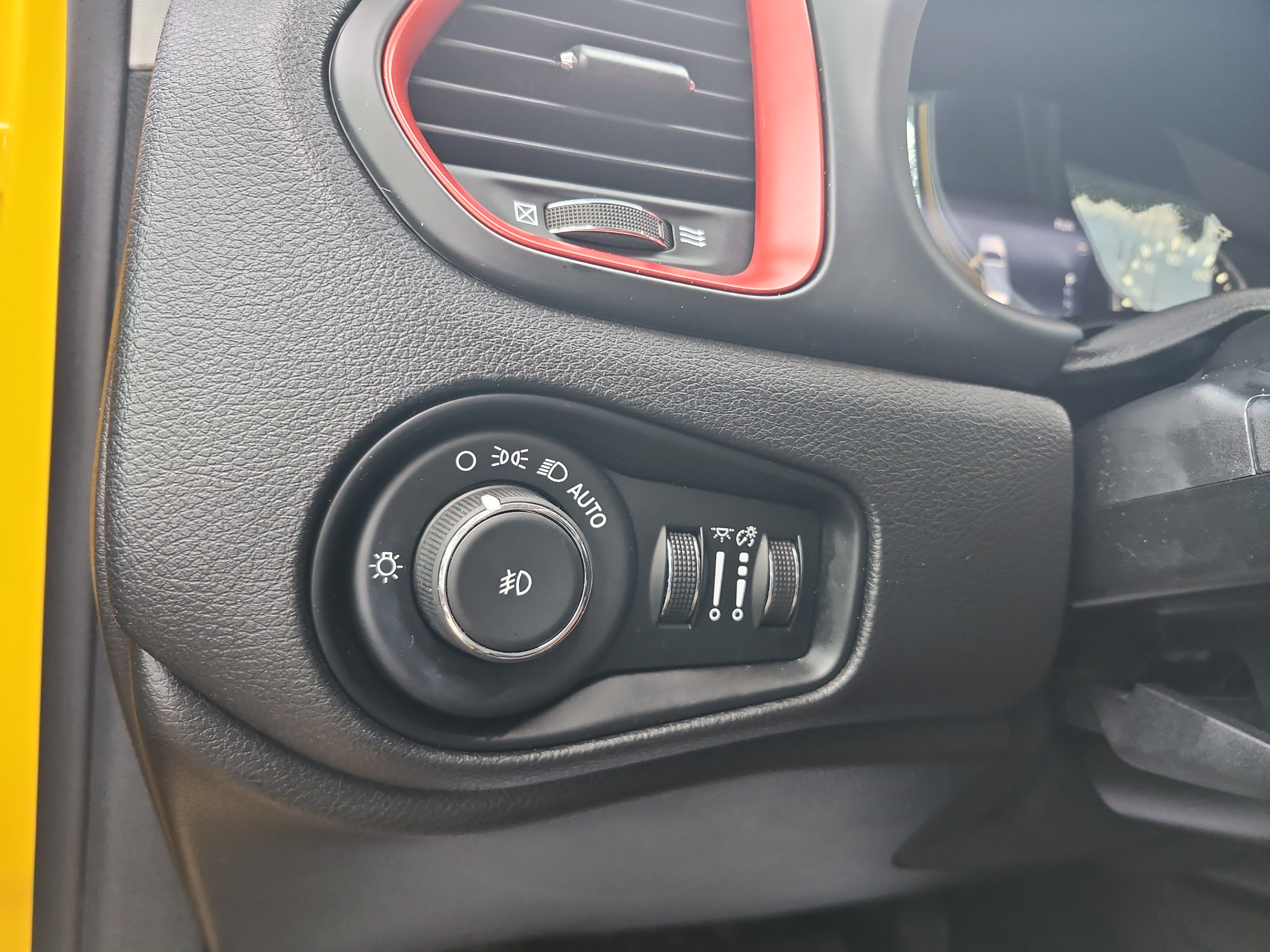 Used 2017 Jeep Renegade Trailhawk AWD/4WD image 13