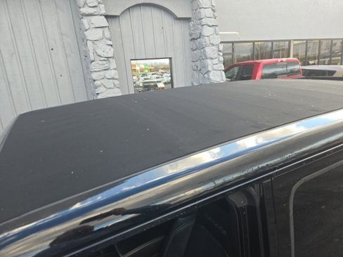 Used 2018 Jeep Wrangler Unlimited Sahara image 12