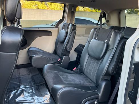 Used 2016 Chrysler Town & Country Limited image 19