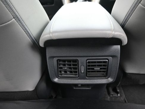 Used 2022 Toyota Venza XLE image 10