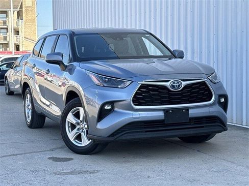 Used 2023 Toyota Highlander LE image 2