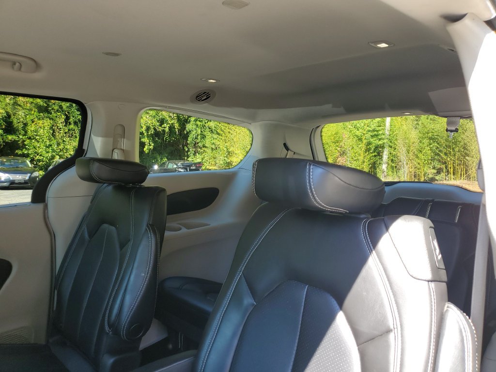Used 2023 Chrysler Pacifica Touring-L FWD image 11