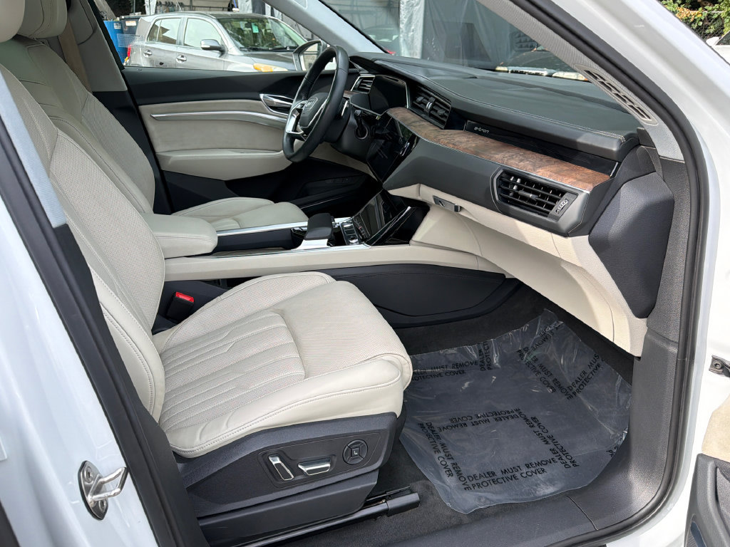 Used 2019 Audi e-tron Prestige w/ Prestige Package AWD/4WD image 9