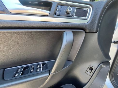 Used 2013 Volkswagen Touareg Executive AWD/4WD image 16