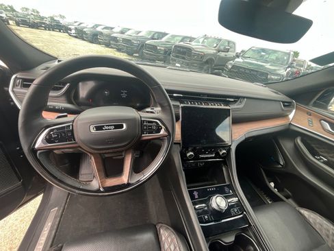 Used 2022 Jeep Grand Cherokee Summit AWD/4WD image 10