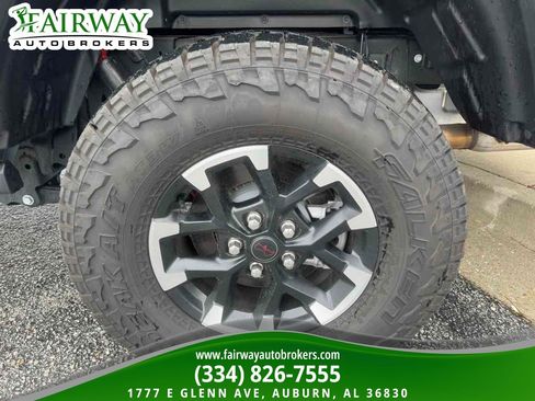 Used 2025 Jeep Gladiator Rubicon w/ Convenience Group AWD/4WD image 30