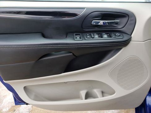 Used 2018 Dodge Grand Caravan SXT image 11