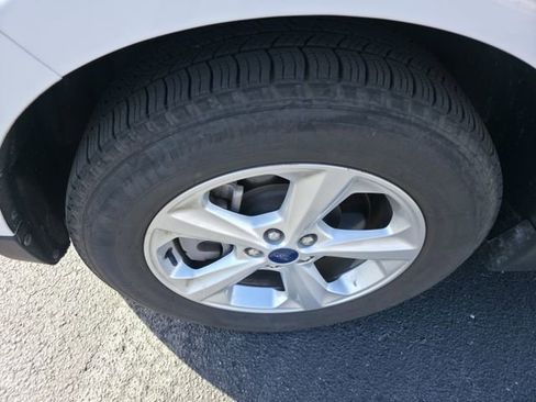 Used 2021 Ford Edge SE image 10