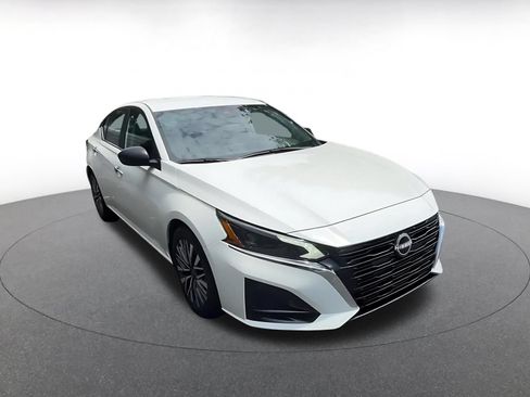 Used 2025 Nissan Altima 2.5 SV FWD image 3