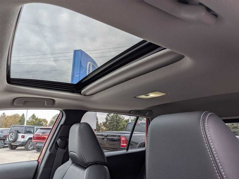 Used 2022 Toyota Corolla Cross XLE image 19