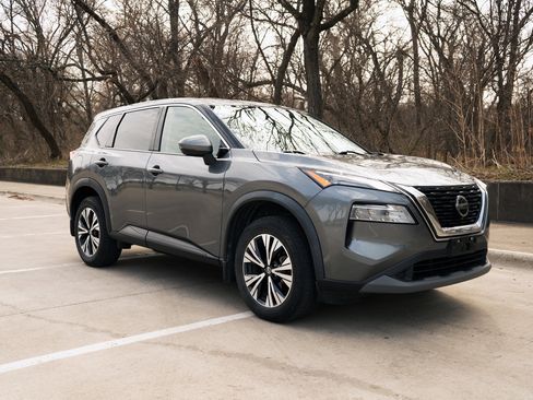 Used 2021 Nissan Rogue SV image 2
