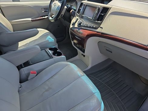 Used 2012 Toyota Sienna XLE w/ XLE Navigation Pkg image 10