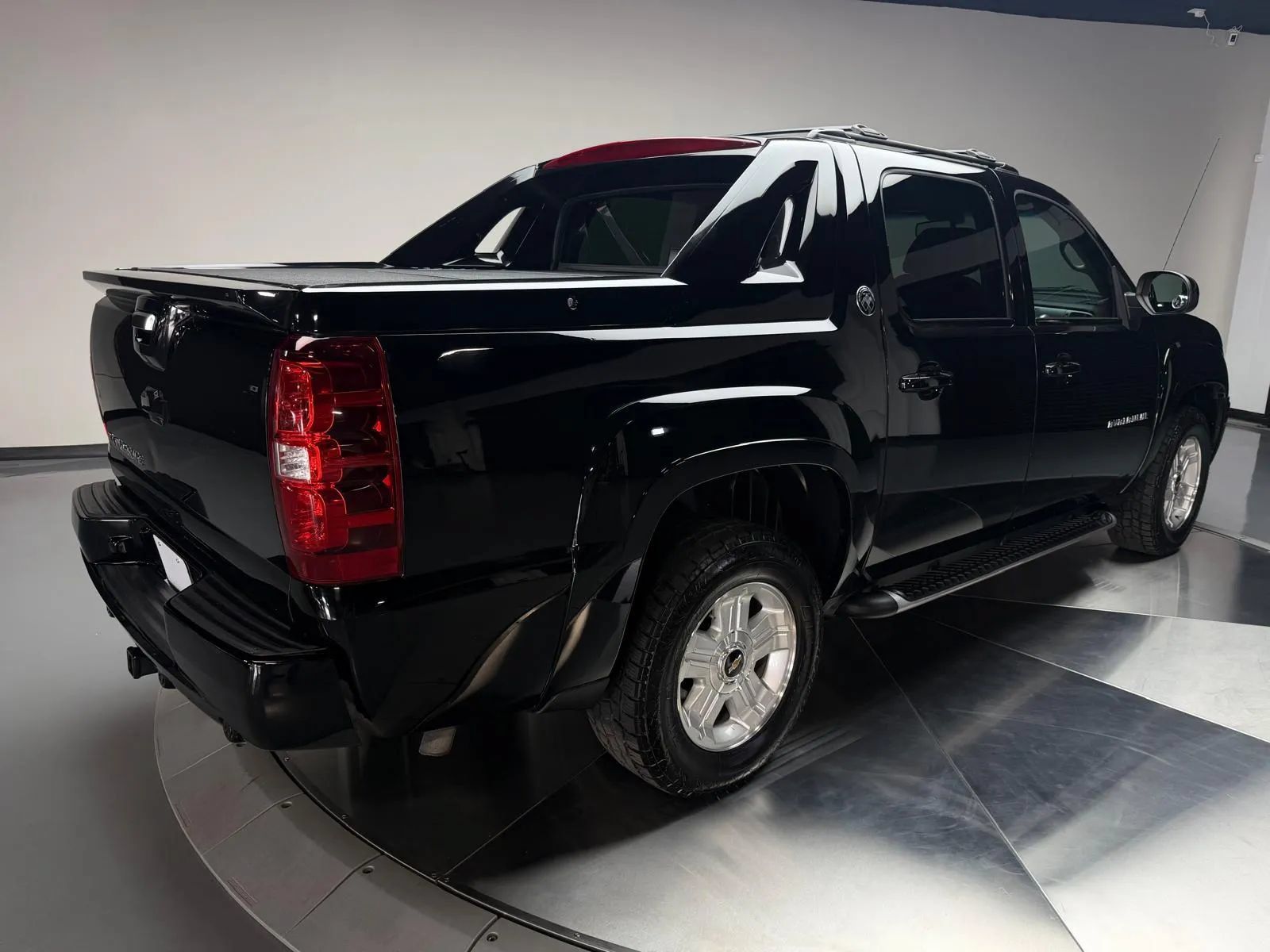 Used 2013 Chevrolet Avalanche LT w/ Suspension Package, Off-Road AWD/4WD image 2