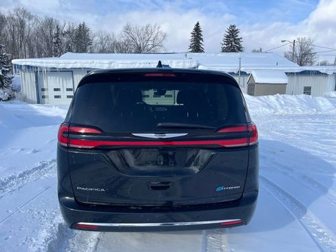 Used 2023 Chrysler Pacifica Touring-L image 6