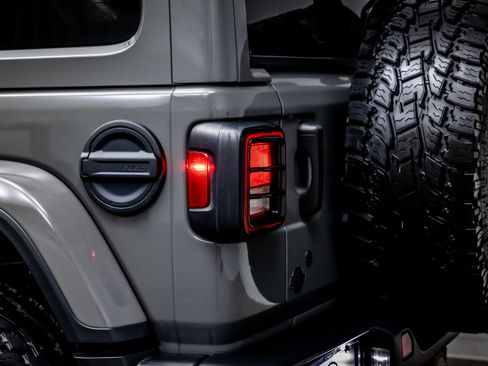 Used 2019 Jeep Wrangler Unlimited Sahara image 12