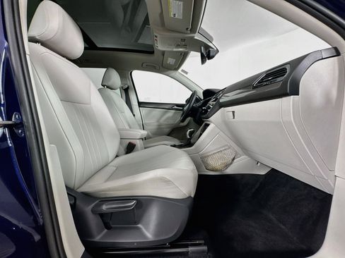 Used 2022 Volkswagen Tiguan SE w/ Panoramic Sunroof Package AWD/4WD image 30