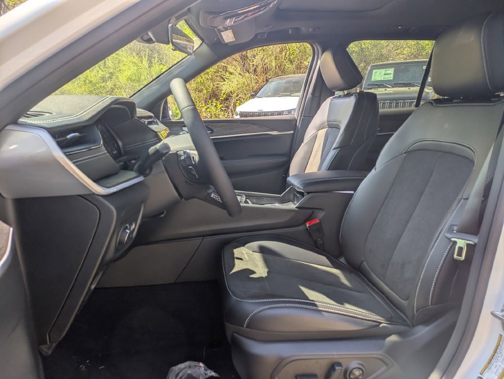 New 2026 Jeep Grand Cherokee Altitude AWD/4WD image 12