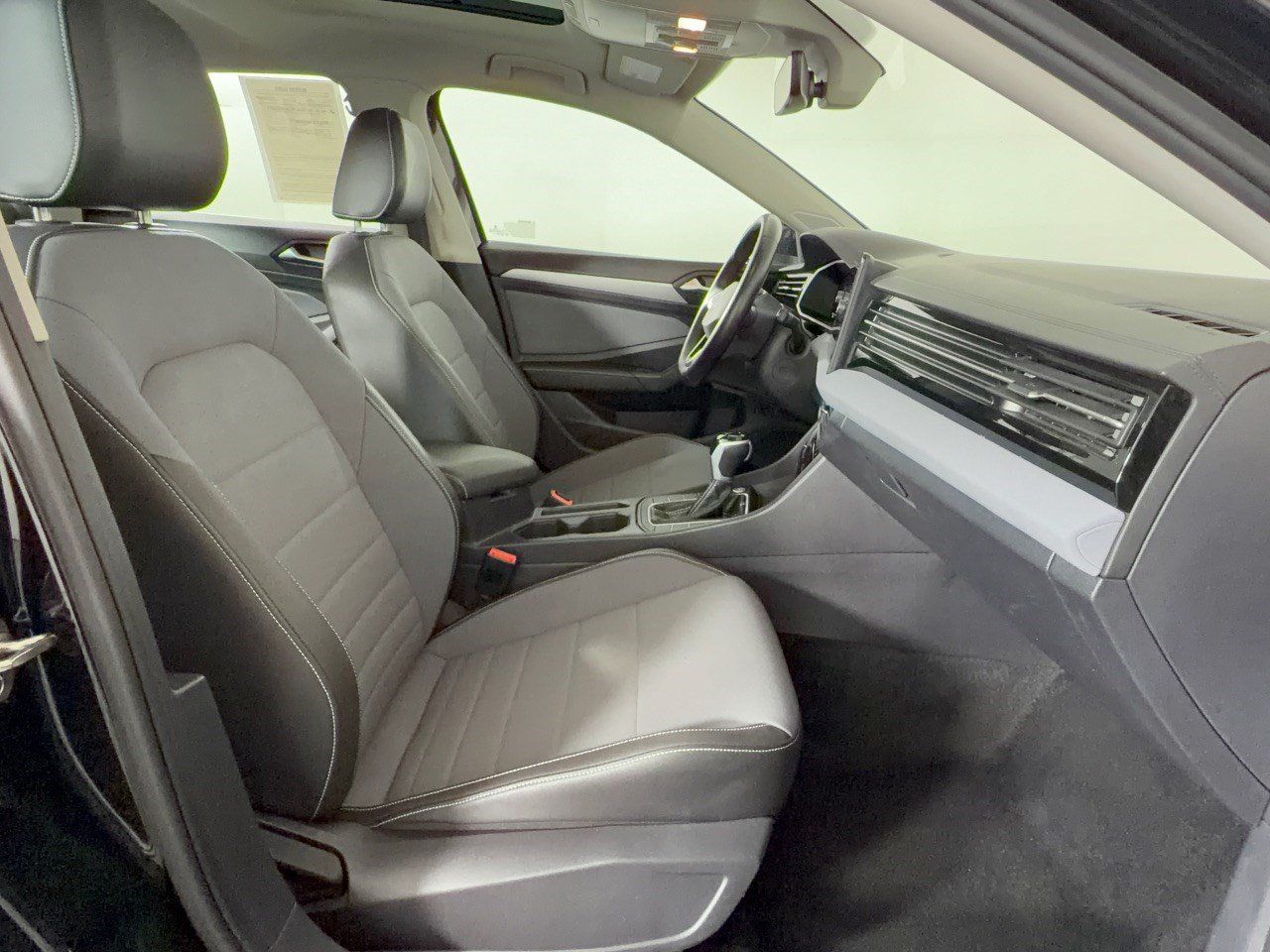 Used 2025 Volkswagen Jetta SE FWD image 30