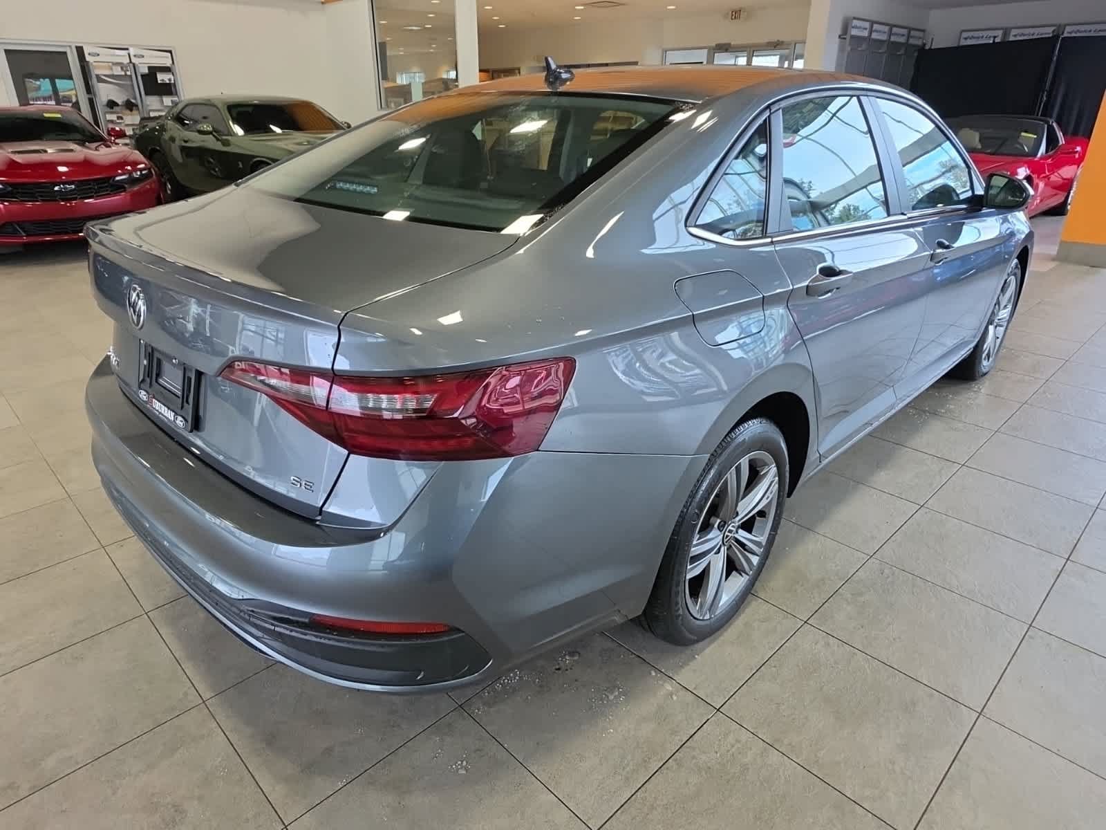 Used 2024 Volkswagen Jetta SE FWD image 6