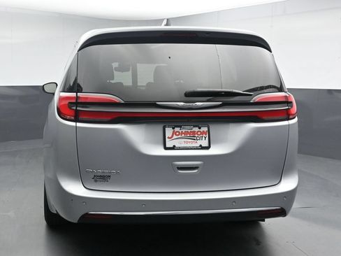 Used 2023 Chrysler Pacifica Touring-L FWD image 7