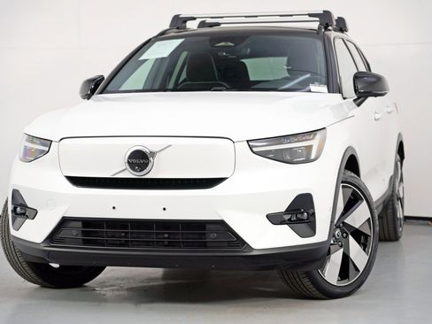 Used 2024 Volvo XC40 Recharge Plus w/ Protection Package Premier image 3