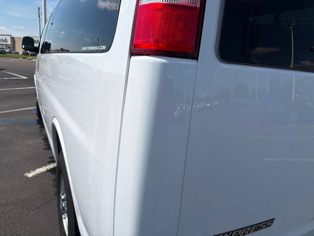 Used 2025 Chevrolet Express 3500 LT w/ LT Preferred Equipment Group RWD image 15
