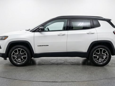 Used 2025 Jeep Compass Trailhawk w/ Trailer Tow Group AWD/4WD image 5