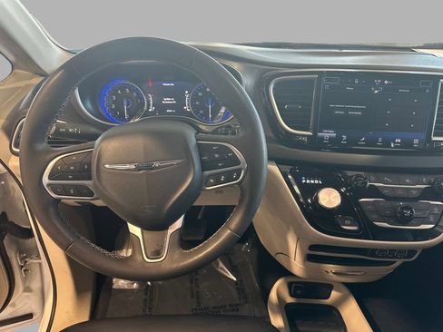 Used 2024 Chrysler Pacifica Touring-L FWD image 30