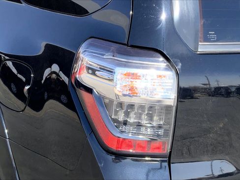 Used 2018 Toyota 4Runner SR5 Premium image 28