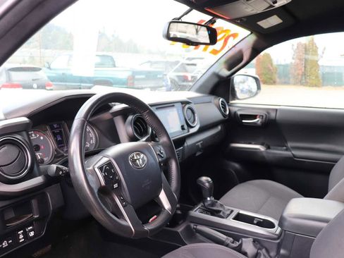 Used 2017 Toyota Tacoma TRD Sport image 9
