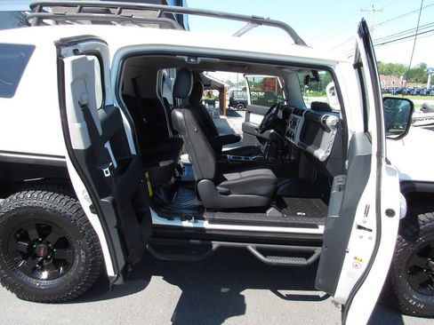 Used 2014 Toyota FJ Cruiser 4WD w/ Upgrade Package image 33
