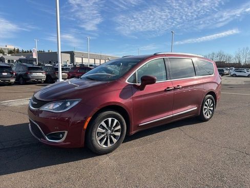 Used 2020 Chrysler Pacifica Touring-L Plus image 3