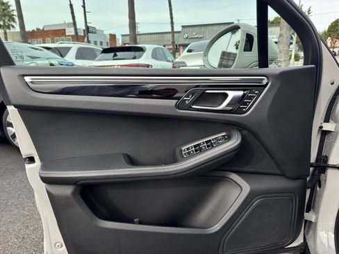 Used 2024 Porsche Macan image 17