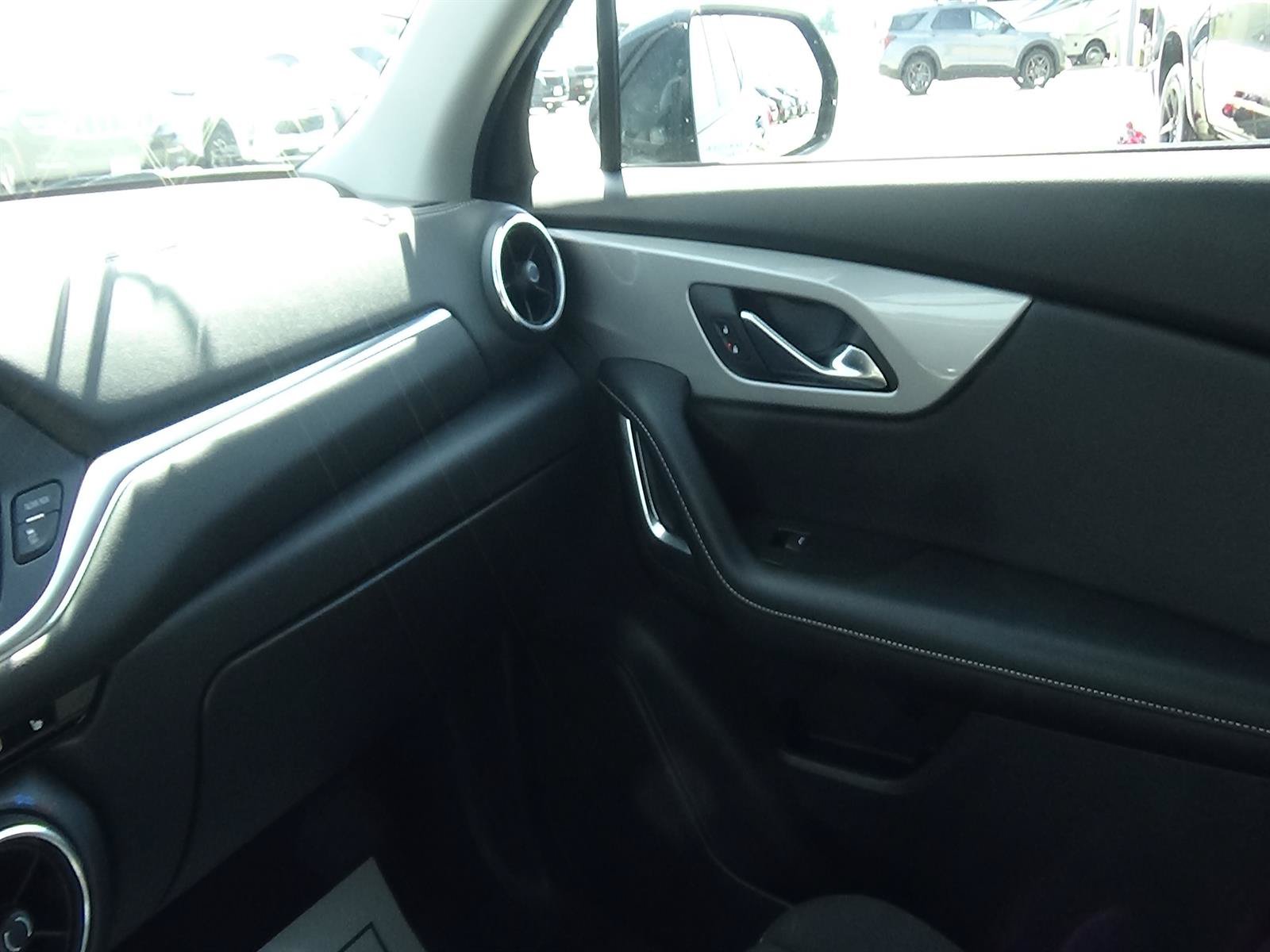 Used 2025 Chevrolet Blazer LT FWD image 31
