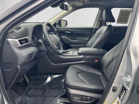 Certified 2025 Toyota Highlander XLE image 10