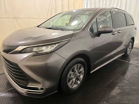 Certified 2023 Toyota Sienna XLE image 6