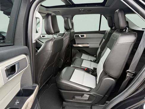 Used 2022 Ford Explorer XLT w/ Equipment Group 202A AWD/4WD image 5