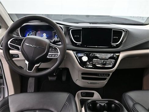 Used 2024 Chrysler Pacifica Select image 10