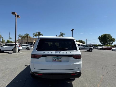 Used 2024 Jeep Wagoneer L Series II RWD image 7