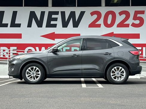 Used 2020 Ford Escape SE image 2