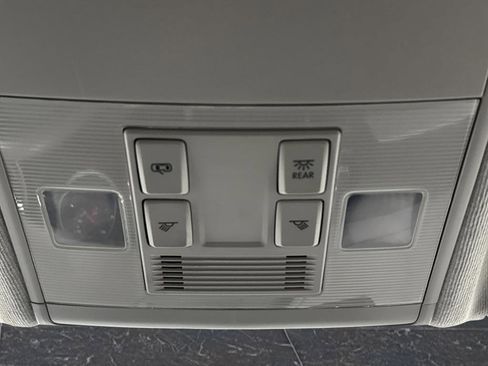 Used 2018 Volkswagen Tiguan S image 22