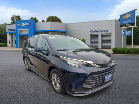 Used 2021 Toyota Sienna LE AWD/4WD image 2
