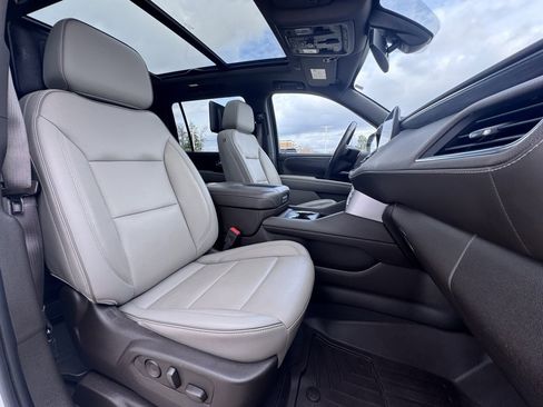 Used 2021 GMC Yukon XL SLT w/ SLT Premium Package image 12