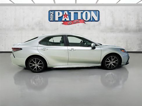 Used 2023 Toyota Camry SE image 8