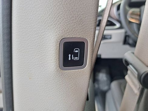 Used 2023 Chrysler Voyager LX image 29
